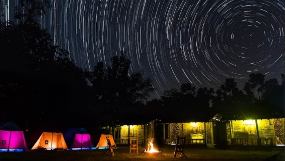 মঙ্গলগঞ্জ ব্যাকপ্যাকার্স ক্যাম্প: ভূতের গল্প শুনতে কার না ভাল লাগে? তা যদি আবার কয়েকশো বছর পুরনো বাড়িতে হয়, ঘন জঙ্গলের মধ্যে, তা হলে তো কথাই নেই! সকালে ইছামতীতে নৌকা করে পারমাদান ঘুরে দেখা, রাতে জোনাকির আলোয় ব্যাম্বু চিকেন। এমনই এক অন্য রকম ছুটি কাটাতে যেতেই হবে মঙ্গলগঞ্জের ক্যাম্পে। কলকাতা থেকে এখানকার দূরত্ব প্রায় ১০০ কিলোমিটার। থাকা, খাওয়া ও ক্য়াম্প ফায়ার নিয়ে মাথাপিছু খরচ পড়বে ১২০০ থেকে ১৫০০ টাকা। ছবি ও তথ্য সৌজন্যে: ইজিফিসো ব্যাকপ্যাকার্স