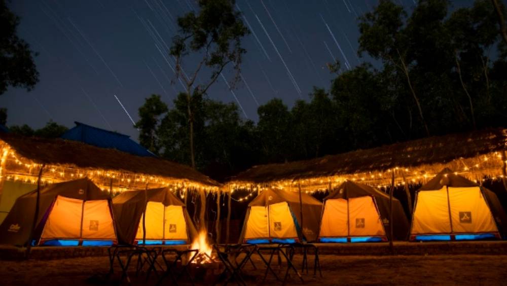 হাতিপাথর ব্যাকপ্যাকার্স ক্যাম্প: ব্যস্ত জীবনের শান্তির খোঁজ বলতে এক কথায় হয়তো হাতিপাথরকেই বলে! কংসাবতীর জল যখন পাথরের উপর দিয়ে বয়ে চলে, জঙ্গলের মধ্যে থেকে দেখা সে দৃশ্য ভাষায় বর্ণনা করা খুব কঠিন । নদীতে পড়ে থাকা বিশালাকার পাথর থেকেই পুরুলিয়ার এই প্রত্যন্ত গ্রামের নামকরণ। নদীর পাশেই ব্যাকপ্যাকার্স ক্যাম্পের ঠিকানা। কলকাতা থেকে হাতিপাথর ক্যাম্পের দূরত্ব প্রায় ২২৫ কিলোমিটার। থাকা, খাওয়া ও ক্য়াম্প ফায়ার নিয়ে মাথাপিছু খরচ পড়বে ১২০০ থেকে ১৫০০ টাকা। ছবি ও তথ্য সৌজন্যে: ইজিফিসো ব্যাকপ্যাকার্স।  