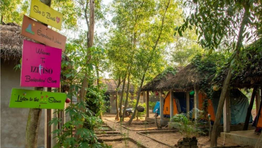 মুন্দিরা ব্যাকপ্যাকার্স ক্যাম্প: বীরভূমে অজয় নদের ধারে বাউলদের গ্রাম। সেই গ্রামের বাতাসে কান পাতলেই ভেসে আসে বাউল গানের মনকেমন করা সুর। তারই মধ্যে সোনাঝুরির জঙ্গলে ক্যাম্পিংয়ের সুযোগ । জয়দেব-কেন্দুলিতে তৈরি হয়েছে এমনই এক ক্যাম্প । সেখান থেকে মাত্র কয়েক মিনিটের দূরত্বে ঢুঁ মেরে আসতে পারেন জয়দেব ধাম ও গড় জঙ্গলে। কলকাতা থেকে দূরত্ব প্রায় ১৮৪ কিলোমিটার। থাকা, খাওয়া ও ক্য়াম্প ফায়ার নিয়ে মাথাপিছু খরচ পড়বে ১১০০ থেকে ১৩০০ টাকা। ছবি ও তথ্য সৌজন্যে: ইজিফিসো ব্যাকপ্যাকার্স। 