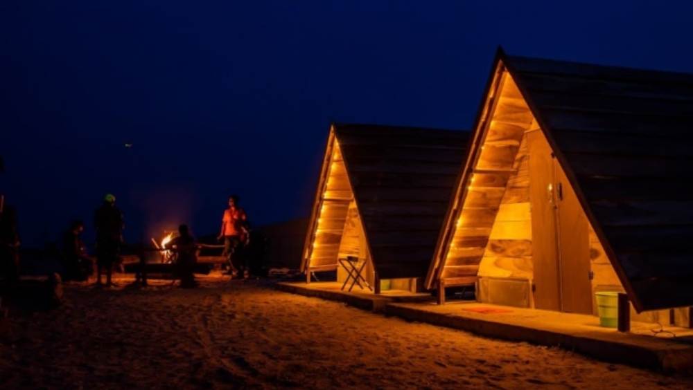 মন্দারমণি ব্যাকপ্যাকার্স ক্যাম্প: মন্দারমণি থেকে ৭ কিলোমিটার দূরে পুরুষোত্তমপুরে লাল কাঁকড়ায় ভরা সমুদ্রতট। তার উপরেই কাঠের কেবিনে থাকার ব্যবস্থা। মন্দারমণি ব্যাকপ্যাকার্স ক্যাম্পে সাগরপারের ছুটির একেবারে অন্য স্বাদ। কলকাতা থেকে এখানকার দূরত্ব প্রায় ১৭১ কিলোমিটার। থাকা, খাওয়া ও ক্য়াম্প ফায়ার নিয়ে মাথাপিছু খরচ ১২০০ থেকে ১৫০০ টাকা। ছবি ও তথ্য সৌজন্যে: ইজিফিসো ব্যাকপ্যাকার্স। 