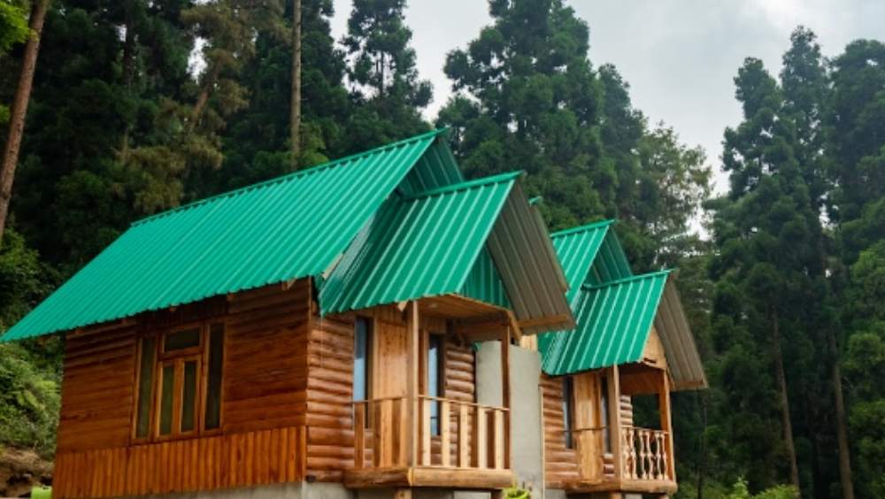 কাফেরগাঁও হোমস্টে ক্যাম্প: কালিম্পংয়ের জনপ্রিয় লোলেগাঁও থেকে মাত্র ৫ কিলোমিটার দূরে এক নাম না জানা গ্রাম কাফেরগাঁও। এখানে একদম একান্তে পাওয়া যায় কাঞ্চনজঙ্ঘাকে। চার দিকে শুধুই সবুজ আর অসংখ্য পাখির কলকাকলি। আলসে ছুটি কাটানোর আদর্শ ঠিকানা হতে পারে কাফেরগাঁও। এই নির্জন শান্ত পরিবেশে থাকার জন্য রয়েছে কাফেরগাঁও হোমস্টে। কলকাতা থেকে দূরত্ব প্রায় ৬৭৮ কিলোমিটার। শিলিগুড়ি থেকে প্রায় ৯৭ কিলোমিটার। এখানে থাকা, খাওয়া নিয়ে মাথাপিছু খরচ পড়বে ১৬০০ টাকা। ছবি ও তথ্য সৌজন্যে: ইজিফিসো ব্যাকপ্যাকার্স। 