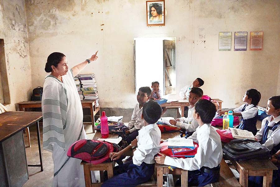 ক্লাসরুমে হঠাৎ মুখ্যমন্ত্রী মমতা বন্দ্যোপাধ্যায়। বুধবার হাসনাবাদের খাঁপুকুরে। ছবি: বিশ্বনাথ বণিক