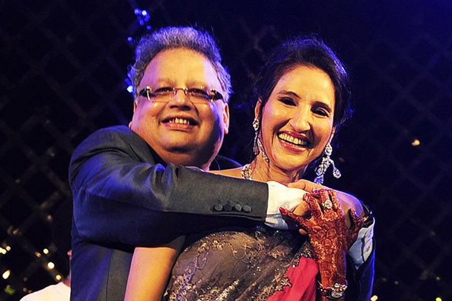 নিজের সাফল্যের সমস্ত কৃতিত্বই রেখাকে দিয়েছিলেন রাকেশ। ৫০তম জন্মদিনে তাঁর মন্তব্য ছিল, ‘‘সন্তানদের থেকে আমার কাছে কোনও কিছুই বেশি গুরুত্বপূর্ণ নয়। এবং যা-ই হোক না কেন, এ জীবনে অন্য কোনও মহিলাকে রেখার থেকে বেশি ভালবাসতে পারব না।’’