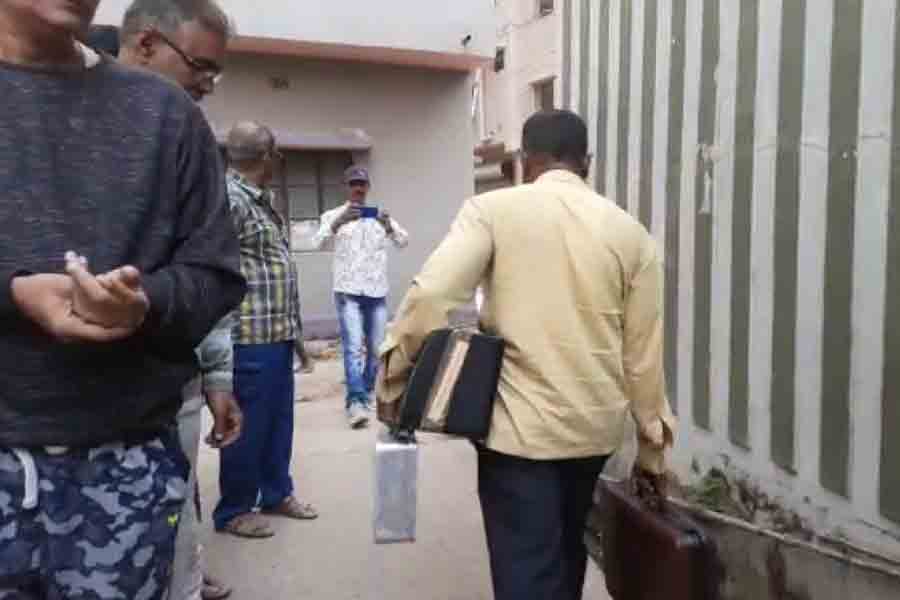 স্থানীয় সূত্রে জানা গিয়েছে, ২০১৫ সালে কল্যাণীর ওই মদের কারখানাটি তৈরি হয়েছিল। প্রথমে যে মালিক পক্ষ ছিল, তাঁরা দু’বছর পরে কারখানা বিক্রি করে দিয়ে চলে যায়। বর্তমানে ‘অ্যালায়েড ব্লেন্ডার্স অ্যান্ড ডিস্টিলার্স লিমিটেড’ নামে একটি সংস্থা এই কারখানাটি চালাচ্ছে।