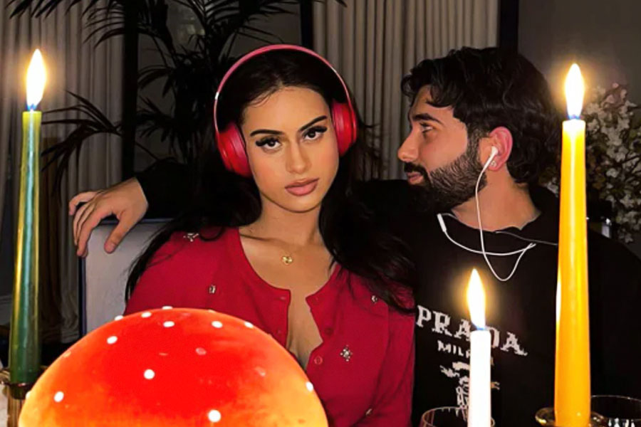 বলিউডের নবাগতা তারকাদের সঙ্গে এখন ওঠাবসা তাঁর। বেশির ভাগ সময় পার্টি করতে বা ঘুরে বেড়াতে দেখা যায় তাঁকে। সম্প্রতি ওরহান অবত্রমানী তাঁর ইনস্টাগ্রাম অ্যাকাউন্ট থেকে কয়েকটি ছবি পোস্ট করেছিলেন। ছবিতে দেখা যাচ্ছে, রাতের পার্টিতে উল্লাসে মেতেছেন ওরহান। তাঁর সঙ্গে রয়েছেন নায়সাও।