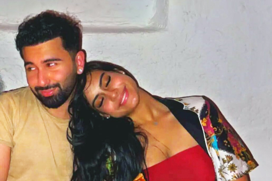 নায়সার সঙ্গে ওরহানের বিশেষ বন্ধুত্ব বহু দিনের। দু’জনকে একসঙ্গে প্রায় সব জায়গায় দেখা যায়। কিন্তু এই ডিনার পার্টিতে অনেক নতুন মুখকেও দেখা গিয়েছে।