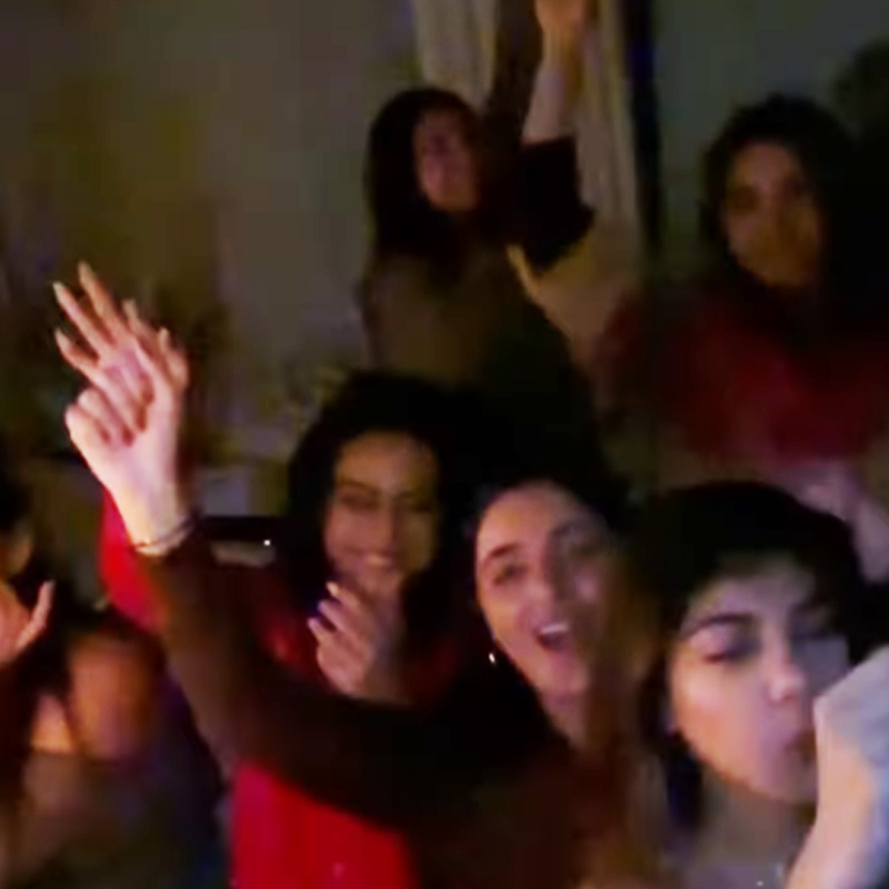 ‘থ্যাঙ্কসগিভিং’ উপলক্ষে এই ডিনারের আয়োজন করা হয়েছিল দিন কয়েক আগে। শুধু নৈশভোজই নয়, নাচ-গানেও মেতেছিলেন তারকারা। ডিনার টেবিলের সামনে রাখা চেয়ারের উপর দাঁড়িয়ে নাচতেও দেখা গিয়েছে তাঁদের।