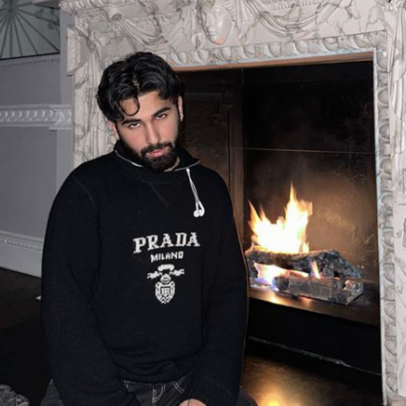 ওরহান এই ছবিগুলি পোস্ট করে লিখেছেন, ‘‘আমি কৃতজ্ঞ।’’ ছবিগুলি দেখে ভালবাসায় ভরিয়ে দিয়েছেন বলি তারকারা।