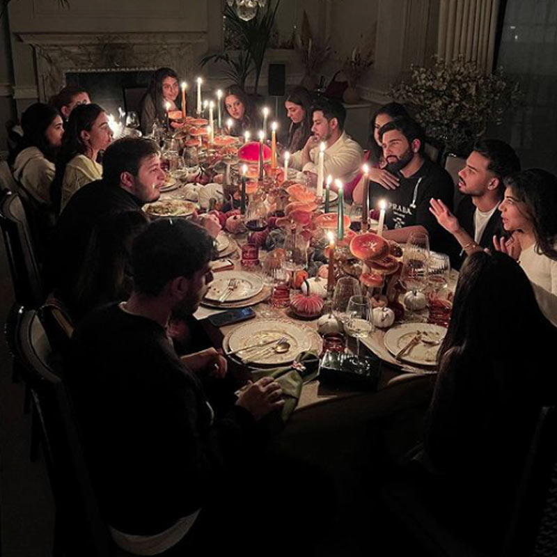 জাহ্নবীর বোন খুশি থেকে শুরু করে ভূমি পেডনেকর, তাঁর বোন সমীক্ষা— সকলেই মন্তব্য করেছেন ছবিগুলি দেখে।