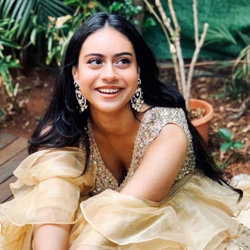 নায়সার প্রতি দিনের রুটিনের কথাও জানিয়েছেন কাজল। সকালে উঠে ২-৩ গ্লাস ঈষদুষ্ণ জল খালি পেটে পান করেন নায়সা। জলখাবারে সেদ্ধ ডিম, টাটকা ফল এবং ওটস্ খান। সারা দিন এমনই স্বাস্থ্যকর খাওয়াদাওয়া করেন তিনি।