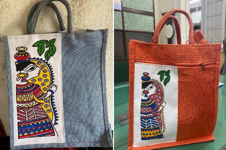 একটি গেরুয়া-সাদা রঙের পাটের ব্যাগ এবং দ্বিতীয়টি নীল-সাদা রঙের পাটের ব্যাগ।