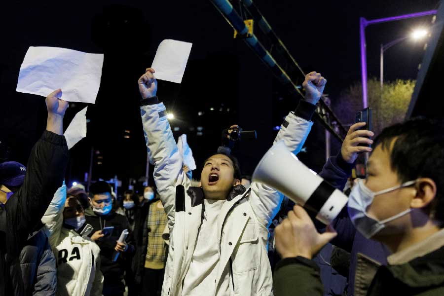 দেশের নানা প্রান্তে বিক্ষোভের মুখে সিদ্ধান্ত থেকে পিছু হটতে বাধ্য হচ্ছে চিন সরকার। হঠাৎই  বুধবার গুয়াংঝৌ শহরে করোনাভাইরাসে সংক্রমণ রোধের বিধিনিষেধ তুলে নেওয়া হয়েছে। তবে বিধিনিষেধ শিথিল করা হলেও বিক্ষোভকে কেন্দ্র করে দমন-পীড়ন অব্যাহত।