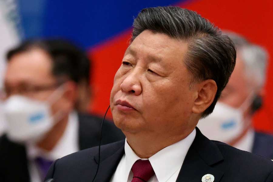 গুয়াংঝৌ শহর কর্তৃপক্ষ ঘোষণা করে, শহরের অর্ধেক এলাকা থেকে করোনার বিধিনিষেধ তুলে নেওয়া হচ্ছে। 