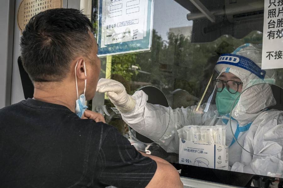 এ ছাড়া কোনও এলাকায় করোনার সংক্রমণ হলে গণহারে আরটি-পিসিআর টেস্টও বন্ধ করে দেওয়া হচ্ছে। বিক্ষোভের জেরেই এ সিদ্ধান্ত নেওয়া হয়েছে কি না, তা অবশ্য উল্লেখ করা হয়নি।