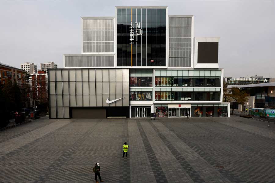 যে সব এলাকায় বিধিনিষেধ তুলে নেওয়া হয়েছে, সেই সব এলাকা থেকে সরে গেছেন নিরাপত্তা বাহিনীর সদস্যরা। 