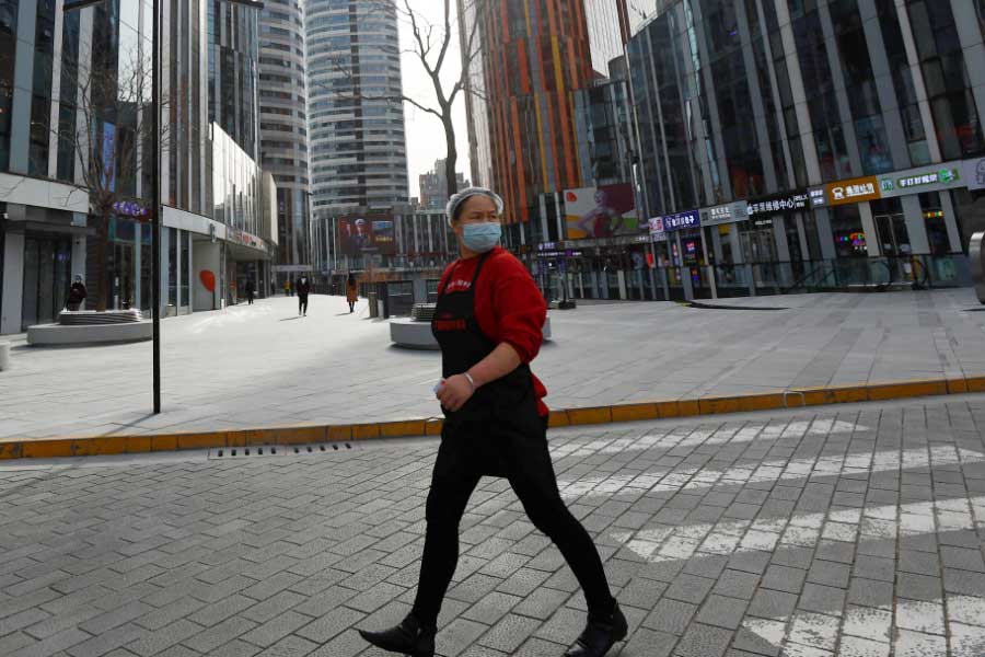 চিন সরকারের কঠোর কোভিডনীতির বিরুদ্ধে গত কয়েক দিন ধরেই বিক্ষোভ দেখাচ্ছেন সে দেশের নাগরিকরা। বিক্ষোভ দমনে কড়া পদক্ষেপ নেওয়ার ইঙ্গিত দিয়েছে বেজিং প্রশাসনও।