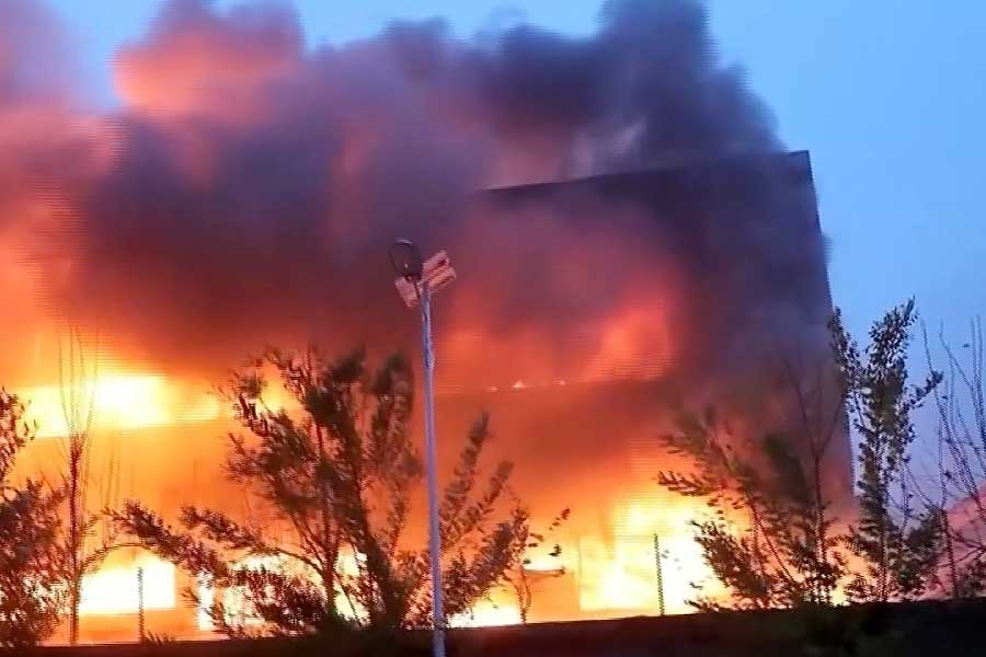 সমাজমাধ্যমেও বিরোধী স্বরকে ধামাচাপা নেওয়ার জন্য অভিনব পদক্ষেপ করল তারা। তবে তা করতে গিয়ে যা হল, তা জিনপিং সরকার এবং সে দেশের কমিউনিস্ট পার্টির জন্য কম অস্বস্তিকর নয়। 