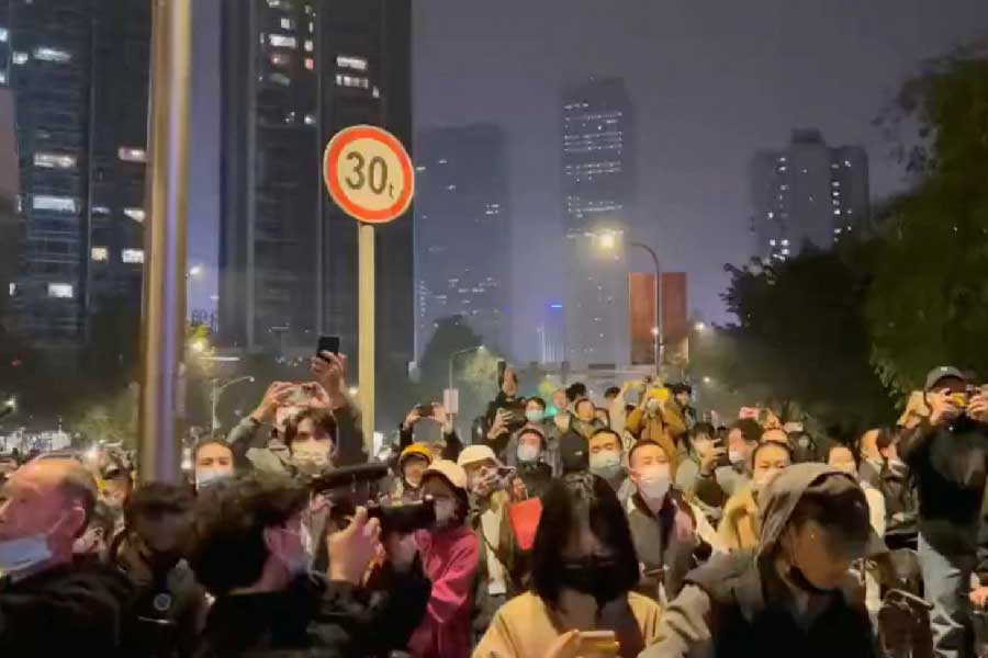 এই বিরোধিতার কথা যাতে বহির্বিশ্ব জানতে না পারে, তার জন্য স্বয়ংক্রিয় পদ্ধতিতে বেশ কিছু টুইট ছড়িয়ে পড়ছে চিন থেকেই। জানা যাচ্ছে, প্রতিবাদী স্বরকে ধামাচাপা দিয়ে নজর অন্য দিকে ঘোরাতেই এমনটা করা হচ্ছে।