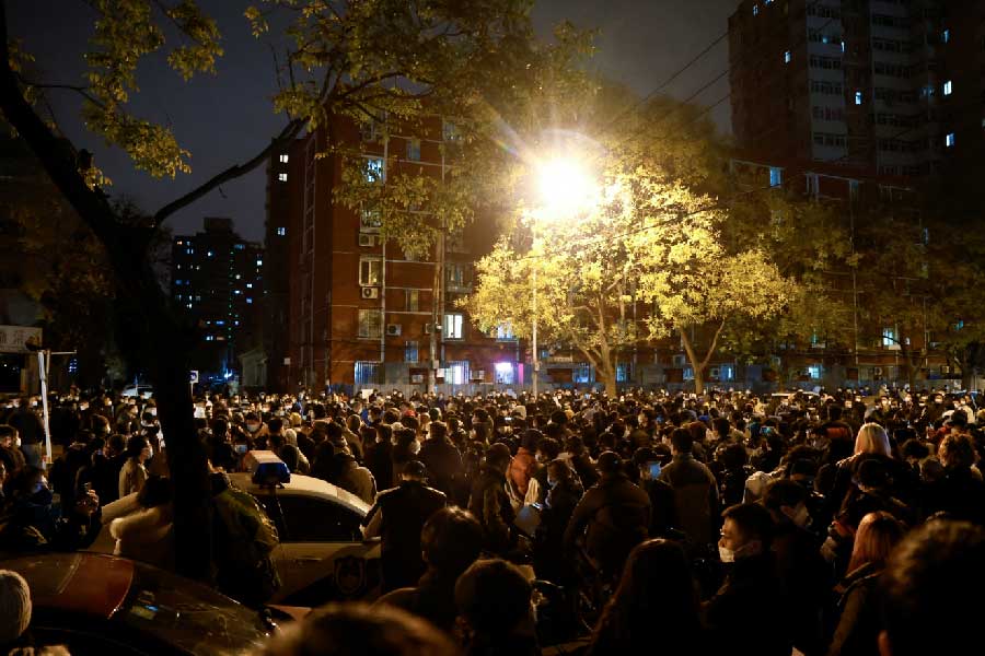 বহু টুইটে শুধু তরুণীদের ছবি রাখা হয়েছে। একটি টুইটে বলা হয়েছে, “আমি সিঙ্গল, আমি কি একজন স্বামী পেতে পারি?” আর একটি টুইটে আবার দেখা যাচ্ছে, “আমি তোমার সঙ্গে পছন্দের জায়গায় যৌনতায় মাততে চাই।” 