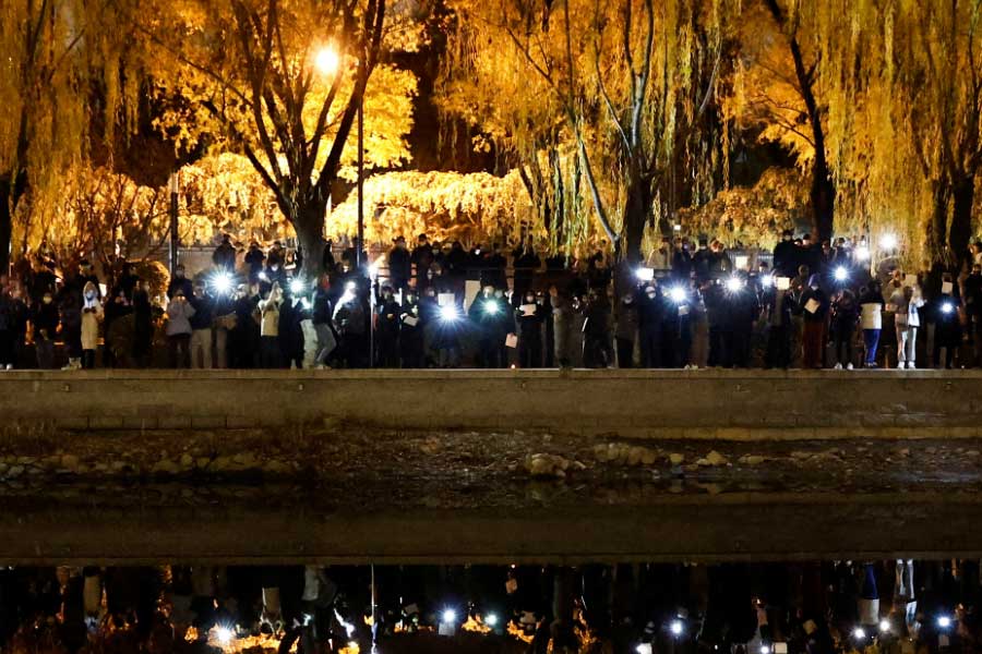 তবে সবচেয়ে বেশি রিটুইট করা হয়েছে যে টুইটটি, তাতে লেখা হয়েছে, “কোন ভঙ্গিতে যৌনতায় মাতলে, তুমি সব চেয়ে বেশি তৃপ্ত হবে, তা আমায় জানিয়ো।” 