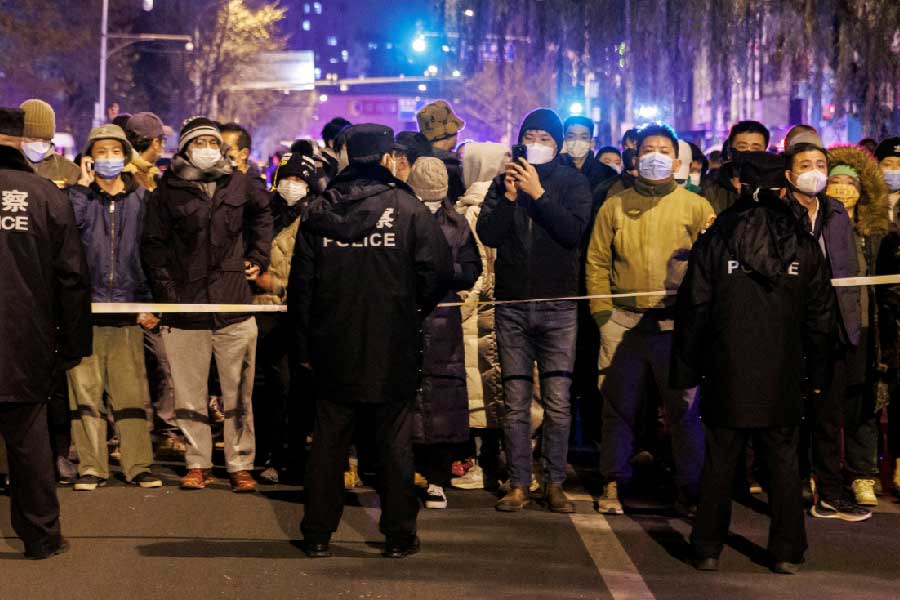 চিনের বিক্ষোভকারীদের দাবি, এ সব টুইট তাঁরা করছেন না। বরং তাঁদের সরকার-বিরোধী পোস্টগুলিকে ঢাকা দেওয়ার জন্যই এ সব করা হচ্ছে।