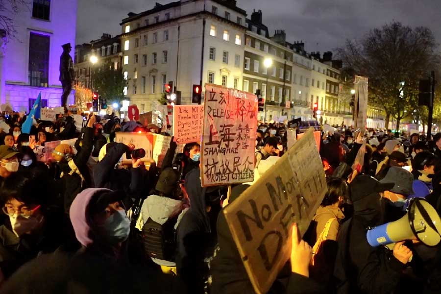 বস্তুত, চিনে বিক্ষোভের শুরু গত ১৮ সেপ্টেম্বরের একটি ঘটনাকে কেন্দ্র করে। ওই দিন চিনের গুইঝৌ প্রদেশে কয়েক জনকে একটি বাসে করে নিভৃতবাস সেন্টারে নেওয়া হচ্ছিল। কিন্তু বাসটি দুর্ঘটনার কবলে পড়ে। ২৭ জনেরই মৃত্যু হয়। এর পর এ নিয়ে ব্যাপক সমালোচনা শুরু হয়। এ ঘটনাকে কেন্দ্র করে প্রতিবাদ শুরু হয় অনলাইনে।