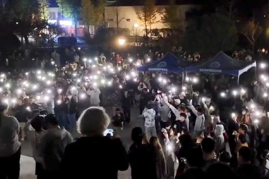 রাজধানী বেজিঙের বেশ কয়েক জন বলেছেন, পুলিশ তাঁদের ফোন করে তাঁরা কোথায় আছেন, সে বিষয়ে তথ্য চাইছে। কী ভাবে পুলিশ তাঁদের পরিচয় জানতে পারল, তা স্পষ্ট নয়।