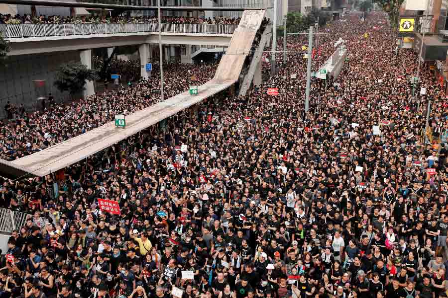 পুলিশ অনেক লোকের ফোন পরীক্ষা করে দেখছে যে সেখানে ভিপিএন আছে কি না, টেলিগ্রাম বা টুইটারের মত অ্যাপ আছে কি না– যা চিনে নিষিদ্ধ।