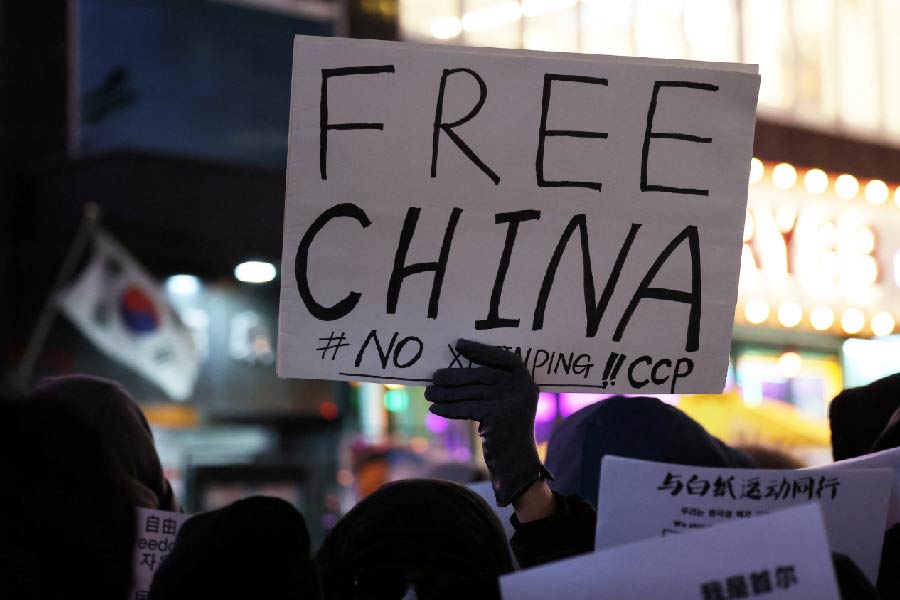 গত দু’দিনে বেশ কিছু লোককে আটকও করা হয় যার মধ্যে এমন লোকও আছেন যাঁরা রাস্তায় ছবি তোলার জন্য থেমেছিলেন।  