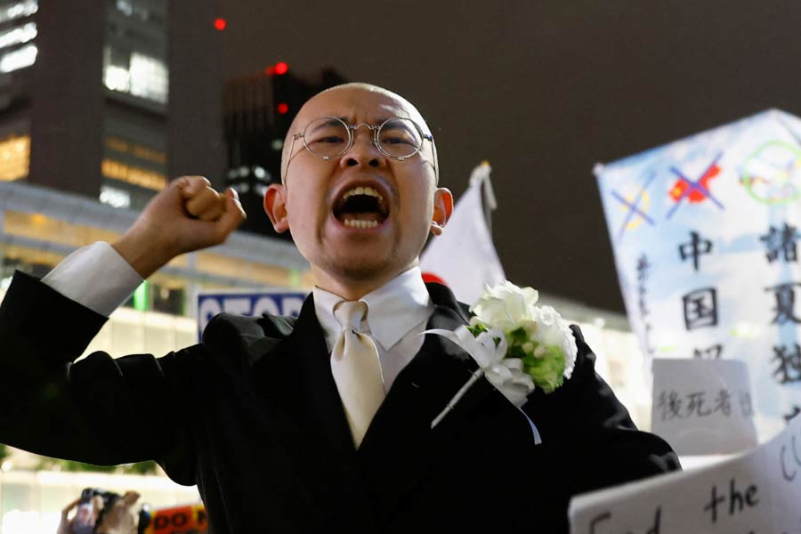 সংবাদ সংস্থা এএফপিকে এক মহিলা জানিয়েছেন, বেজিঙে একটি বিক্ষোভে যোগ দেবার পর তিনি এবং তার পাঁচ বন্ধু পুলিশের কাছ থেকে ফোন পেয়েছেন। তাঁদের  এক জন ফোন না ধরায় পুলিশ তাঁর বাড়িতে গিয়ে খোঁজ নেয়, যে  তিনি ‘অবৈধ সমাবেশে’ গিয়েছিলেন কি না।