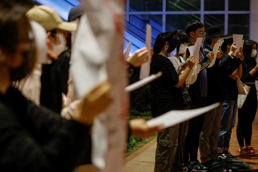 সব মিলিয়ে, এক দিকে কিছু কিছু প্রদেশে বিধিনিষেধ শিথিল করা এবং অন্য দিকে সব রকম ভাবে কড়া হাতে প্রতিবাদ দমন— এই ভাবেই পরিস্থিতি কাটিয়ে উঠতে চাইছে চিন।