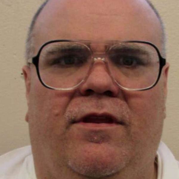 এমনিতেই অ্যালানের স্থূল শরীরে শিরা খুঁজে বার করতে বেশ নাকাল হতে হয়েছিল জেল আধিকারিকদের। 