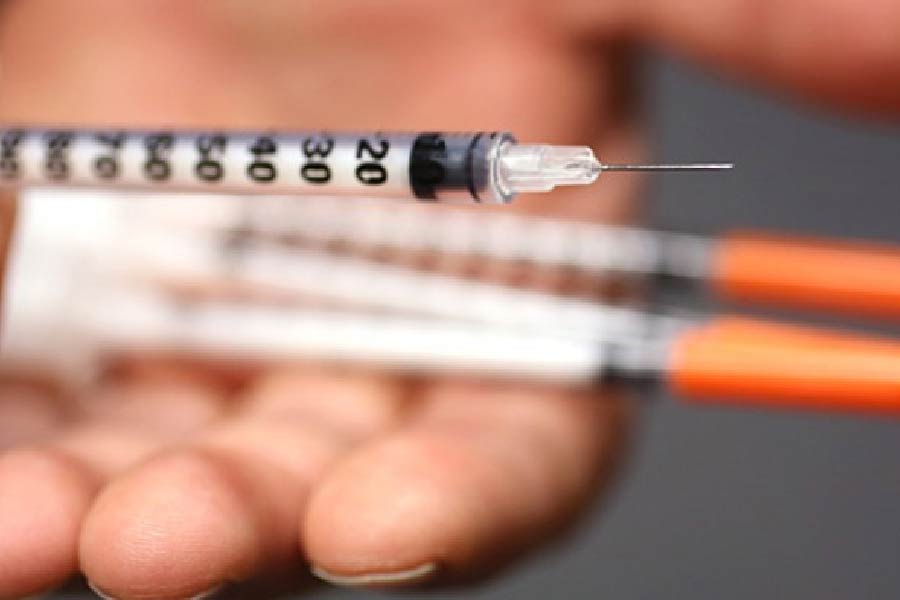 ইঞ্জেকশনের মাধ্যমে শরীরে বিষ প্রয়োগ করার সময় শরীরে আরও দু’টি সুচ প্রবেশ করানো হয়। এর মধ্যে একটিতে শরীর অবশ করার ওষুধ থাকে এবং অন্যটিতে সংজ্ঞাহীন করার ওষুধ থাকে। 