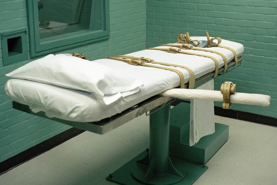 অ্যালানের শরীরেও প্রয়োগ করা হয় এই দুই ওষুধ। কিন্তু তার শরীরে ওষুধ দু’টি কাজ না করায় বিষের প্রভাবে তাঁর শরীরে প্রচণ্ড জ্বালা শুরু হয়।