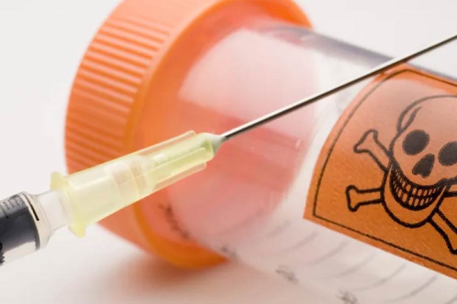 যন্ত্রণায় চিৎকার করতে থাকেন অ্যালান। সঙ্গে সঙ্গে অ্যালানের শরীর থেকে ওই ইঞ্জিকেশনের সুচগুলি খুলে নেন ওখানে উপস্থিত আধিকারিকরা।