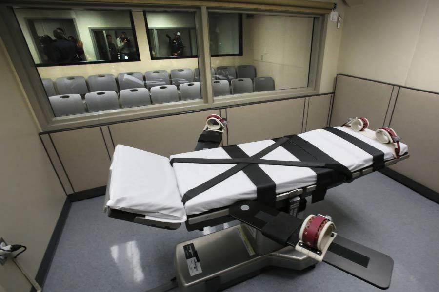 অ্যালানের আইনজীবীর অভিযোগ, ইঞ্জেকশন প্রয়োগের কারণে অ্যালান প্রচণ্ড মানসিক এবং শারীরিক যন্ত্রণা অনুভব করেছেন। আর তাই কোনও ভাবেই আর ইঞ্জেকশনের মাধ্যমে বিষ প্রয়োগ করে তাঁকে মৃত্যুদণ্ড দেওয়া যাবে না।