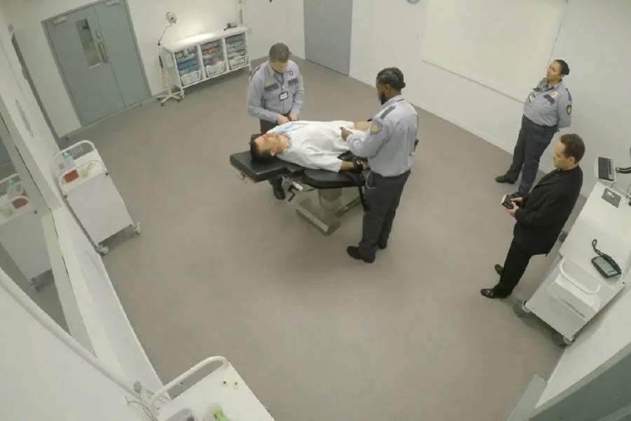 অনেক দেশেই বিষাক্ত ইঞ্জেকশন দিয়ে মৃত্যুদণ্ড দেওয়াকে নিষিদ্ধ করা হয়েছে। তবে এখনও অ্যালবামার জেলগুলিতে এই উপায়ে মৃত্যুদণ্ড দেওয়া হয়। 