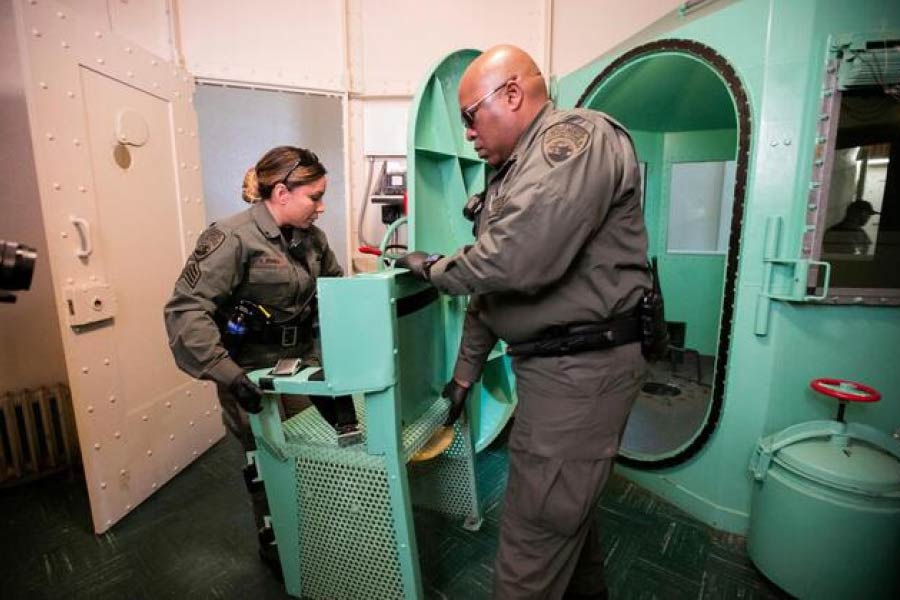 জেল আধিকারিকরা জানিয়েছেন, এই গ্যাস প্রয়োগ করে এর আগে কাউকে কখনও মৃত্যুদণ্ড দেওয়া হয়নি। এখনও এই গ্যাস ব্যবহারের কোনও বৈধ অনুমতি নেয় বলেও তাঁরা জানিয়েছেন।