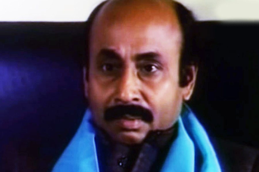 স্টেশন কানপুর। ‘জাপানি ইম্পোর্টেড’ সুটকেস নিয়ে জোধপুরগামী ট্রেনে উঠে পড়লেন এক যাত্রী। কামরায় ওঠার পর থেকেই নাটক। কুলি তাঁর কাছে বেশি পয়সা দাবি করা মাত্রই অননুকরণীয় ভঙ্গিতে তিনি বলে দিলেন সেই সংলাপ—তং মত করো, তং মত করো…। মুখে গোঁফ, মাথায় টাক। বার্থে বসে মাথায় জড়ানো নীল মাফলার গলার দু’পাশে ঝুলিয়ে রাখলেন তিনি। ‘লালমোহন গাঙ্গুলি’ ওরফে ‘জটায়ু’।