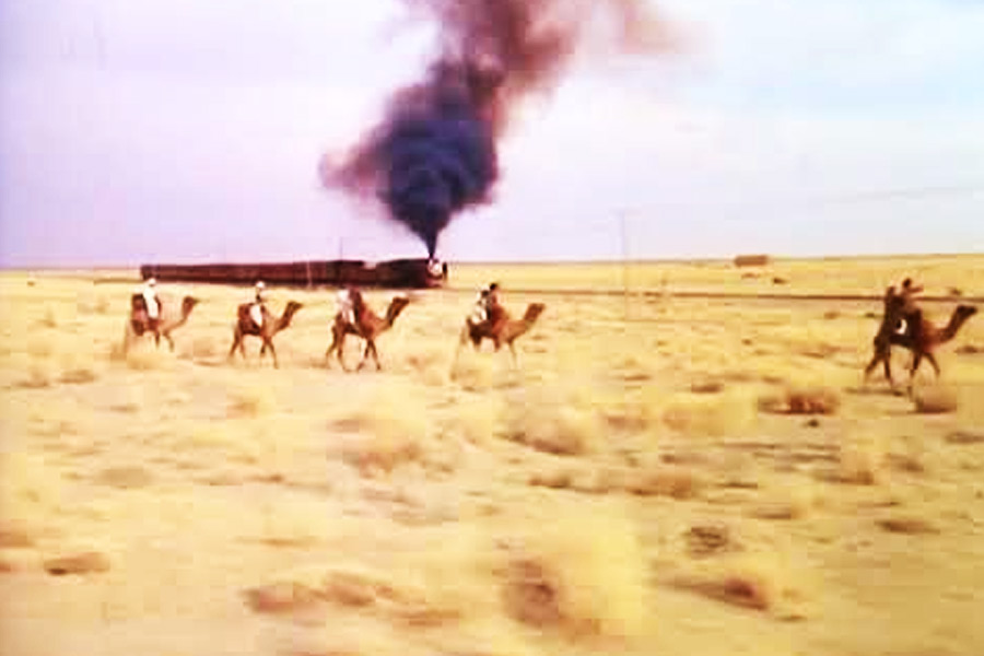 জোধপুরের পটভূমিকার উপর একটি রহস্য রোমাঞ্চ ধারার উপন্যাস লিখতেই জোধপুর যাওয়া, জানালেন ‘দুর্ধর্ষ দুশমন’ বইয়ের লেখক জটায়ু। ছাতি চওড়া করে সহযাত্রী প্রদোষ মিত্রের হাতে ধরিয়ে দিলেন বইটিও। সত্যজিৎ রায়ের গোয়েন্দা গল্পের নায়ক ফেলুদার সঙ্গে এ ভাবেই প্রথম আলাপ হয়েছিল জটায়ুর।