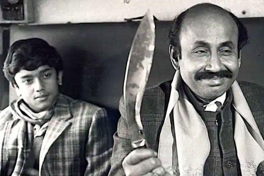 ‘সোনার কেল্লা’য় গিয়ে বন্ধুত্ব গড়ে উঠলেও ফেলুদা-তোপসে জুটির সঙ্গে নিজেকে এক সুতোয় বেঁধে ফেলেছিলেন জটায়ু। গোয়েন্দা গল্পের গুরুগম্ভীর বুনটের মধ্যে জটায়ুর উপস্থিতি হাস্যরসের ভাবকে একই ধারায় বয়ে নিয়ে চলতে সফল হয়েছে। দার্জিলিং থেকে শুরু করে গ্যাংটক, ভুটান, হংকং, লন্ডন— সব জায়গায় গিয়েছেন ফেলুদার ঘনিষ্ঠ এই বন্ধু। গল্পের পাতায় সত্যজিতের স্কেচ না বদলালেও বড় পর্দায় বার বার মুখ বদলেছে জটায়ুর।