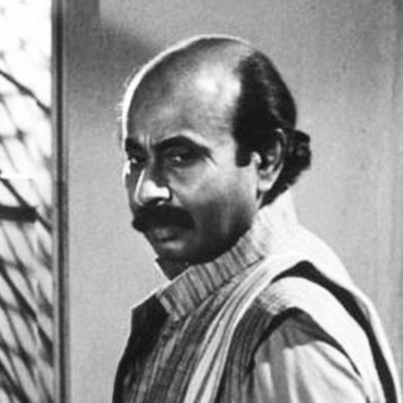 ১৯৭৪ সালে সত্যজিৎ রায় পরিচালিত ফেলুদার প্রথম ছবি ‘সোনার কেল্লা’তে ‘জটায়ু’র ভূমিকায় অভিনয় করেছিলেন সন্তোষ দত্ত। তবে সুযোগ এলেও আর একটু হলেই ‘সোনার কেল্লা’ থেকে ছিটকে যাচ্ছিলেন জটায়ু সন্তোষ দত্ত! ছিলেন পেশাদার আইনজীবী। তাঁর এক জুনিয়রের লেখা থেকে জানা যায়, একটা হত্যাকাণ্ডের মামলা নিয়ে উনি তখন খুব ব্যস্ত। এক দিন ফোন এল বিশপ লেফ্রয় রোডের বাড়ি থেকে। ফোন রেখে গম্ভীর মুখে সন্তোষ দত্ত তাঁর জুনিয়রকে বলেন, “এ তো মহা মুশকিলে পড়লাম দেখছি। মানিকদা ফোন করেছিলেন। আমাকে জটায়ু করার জন্য বললেন। রাজস্থানে এক মাসের শুটিং। যে দিন যাবার কথা সে দিনই মামলার শুনানি। কী করি বলো তো?” শেষ পর্যন্ত শুটিং করেছিলেন। এবং প্রথম থেকেই সুপারহিট!