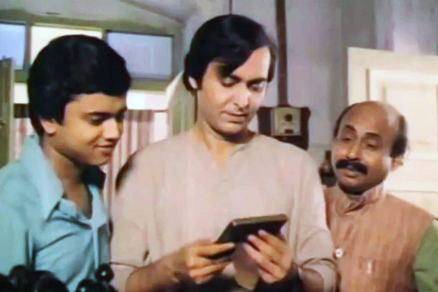 প্রথম ছবি মুক্তি পাওয়ার ৫ বছর পর প্রেক্ষাগৃহে আসে ‘জয় বাবা ফেলুনাথ’। আবার সন্তোষ দত্তকেই ‘জটায়ু’ চরিত্রের জন্য বেছে নিয়েছিলেন সত্যজিৎ। 