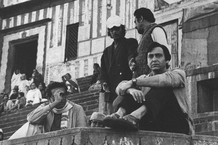 জয় বাবা ফেলুনাথ’-এ রিকশায় বসে প্রণাম করা থেকে বিশ্বশ্রী গুণময় বাগচীর সঙ্গে সাক্ষাৎ, তার পর মগনলাল মেঘরাজের ‘সার্কাসে খেলা’ দেখা, এ সবই অমর হয়ে রয়েছে। সত্যজিতের লেখায় পাওয়া যায়, ছবির শেষের দিকে একটি দৃশ্যে দেখা যায়, ফেলুদার অপেক্ষায় তোপসে আর জটায়ু বসে আছে ঘাটের চাতালে। জটায়ুর মেক আপ এতই ভাল হয়েছিল যে, ঘাটে হাজির হওয়ামাত্র এক পাণ্ডা তাকে প্রণাম করে বসে। জটায়ুও দিব্যি আধবোজা চোখ নিয়ে তাঁকে আশীর্বাদ করেন।