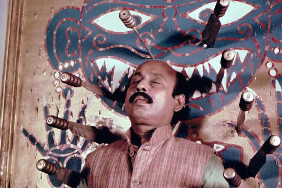  জটায়ু চরিত্রটি যেন সন্তোষ দত্তের জন্যই নির্মাণ করা। সন্তোষ এই চরিত্রে যে ধাঁচে অভিনয় করতেন, সেটাই মাইলফলক হয়ে রইল। মাঝে এক দীর্ঘ বিরতি। সন্তোষ দত্তর মৃত্যুর পরে ফেলুদা সিরিজের আর কোনও ছবি করেননি সত্যজিৎ। এর পর প্রয়াত হন সত্যজিত। দীর্ঘ সময় পর ফেলুদা পর্দায় ফিরে এল বটে, সঙ্গে এল জটায়ুও। কিন্তু মুখবদল হল সকলের।