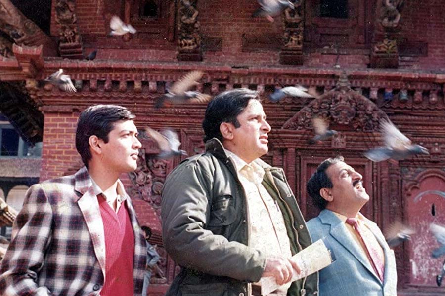 বাংলা ছবি, টেলিফিল্মের পাশাপাশি বলিউডেও পা রেখেছিল ‘ফেলুদা’। ‘যত কাণ্ড কাঠমাণ্ডুতে’ গল্পের উপর অবলম্বন করে বানানো হয়েছিল ‘কিস্‌সা কাঠমাণ্ডু মে’ সিরিজ়টি। শশী কপূর ছিলেন ‘ফেলুদা’র ভূমিকায়। ‘জটায়ু’ চরিত্রে অভিনয় করতে দেখা গিয়েছিল মোহন আগাশেকে। 