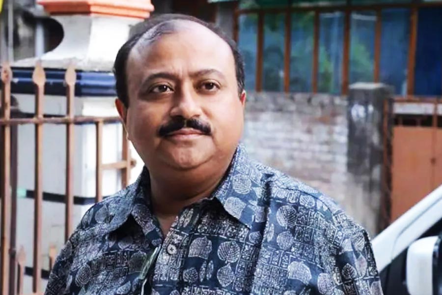 বহু বছর পর বড় পর্দায় আবার আসতে চলেছে ‘ফেলুদা’। চলতি বছরে বড়দিন উপলক্ষে মুক্তি পাবে সন্দীপ রায় পরিচালিত ‘হত্যাপুরী’। এই ছবিতে ‘জটায়ু’ চরিত্রে আবার নতুন মুখ। অভিজিৎ গুহ অভিনয় করেছেন এই চরিত্রে।