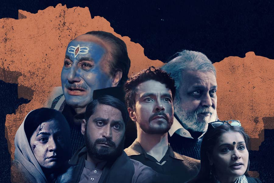 বিনোদনের গণ্ডি পেরিয়ে ‘কাশ্মীর ফাইল্‌স’ রাজনীতির আঙিনায় জায়গা করে নিয়েছিল প্রথম থেকেই। কারণ এই ছবির অন্যতম প্রধান উপাদান রাজনীতি। প্রেক্ষাপট সদা উত্তপ্ত কাশ্মীর। 