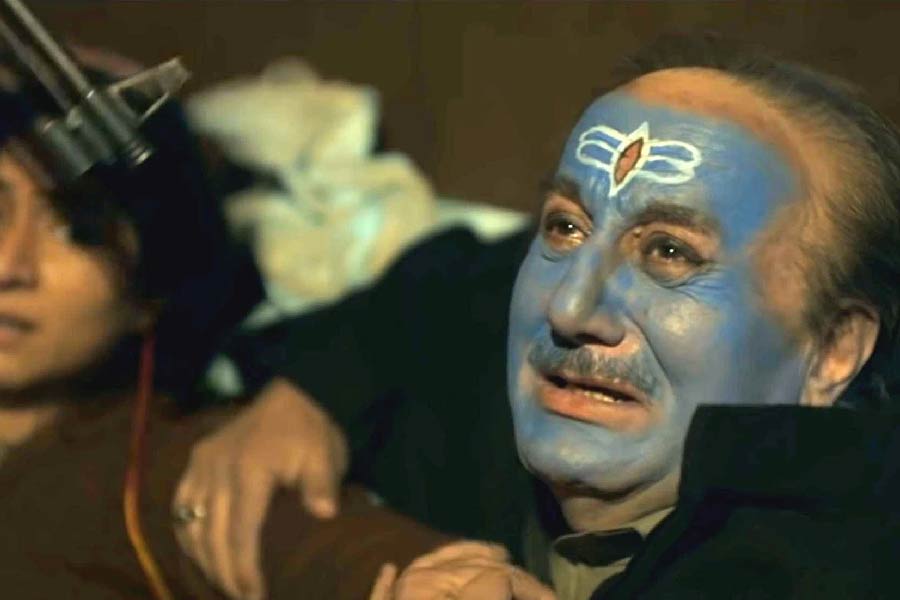 নব্বই-এর দশকে উপত্যকা থেকে সংখ্যালঘু কাশ্মীরি পণ্ডিতদের বিতাড়নের ঘটনাকে তুলে ধরা হয়েছে ‘দ্য কাশ্মীর ফাইল্‌স’ ছবিতে। হিন্দু পণ্ডিতদের উপর অত্যাচার, হত্যার রক্তাক্ত সেই প্রেক্ষাপট থেকে বিতর্কের জন্ম হতে দেরি হয়নি। 