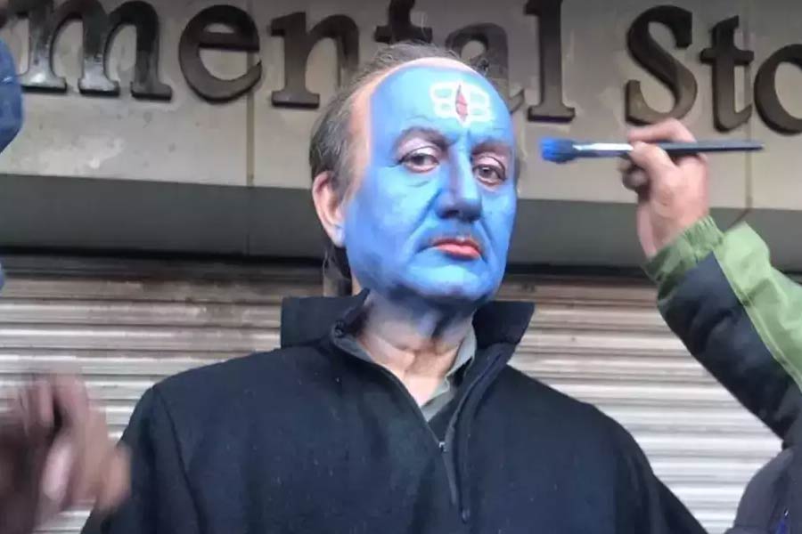 বিবেকের ছবিটির ট্রেলার মুক্তির পর থেকেই বিতর্ক দানা বাঁধছিল। ১১ মার্চ ছবি মুক্তির পর সে বিতর্কের আগুনে যেন ঘৃতাহুতি দেওয়া হয়। এই ছবিতে চিত্রিত ঘটনাবলির নিন্দায়  দেশ জুড়ে সরব হন অনেকে। অনেকেই আবার প্রশংসায় ভরিয়ে দেন ছবির নির্মাতাদের। 